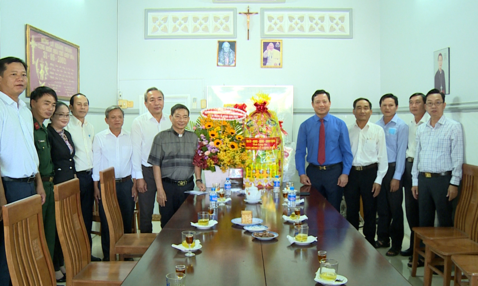 Lãnh đạo tỉnh chúc mừng Giáng sinh tại huyện Đức Hòa