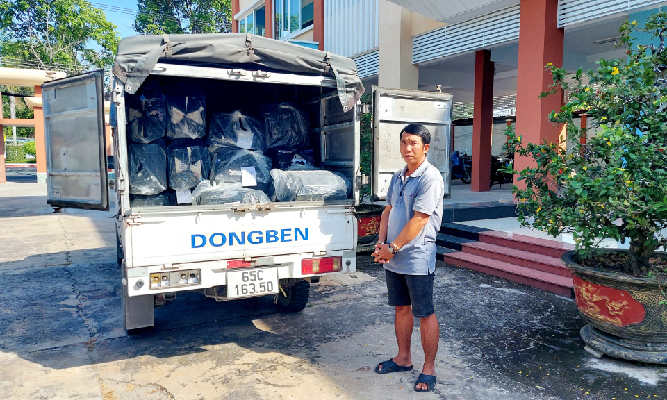Công an thị xã Kiến Tường bắt giữ đối tượng vận chuyển gần 17.000 gói thuốc lá ngoại nhập lậu