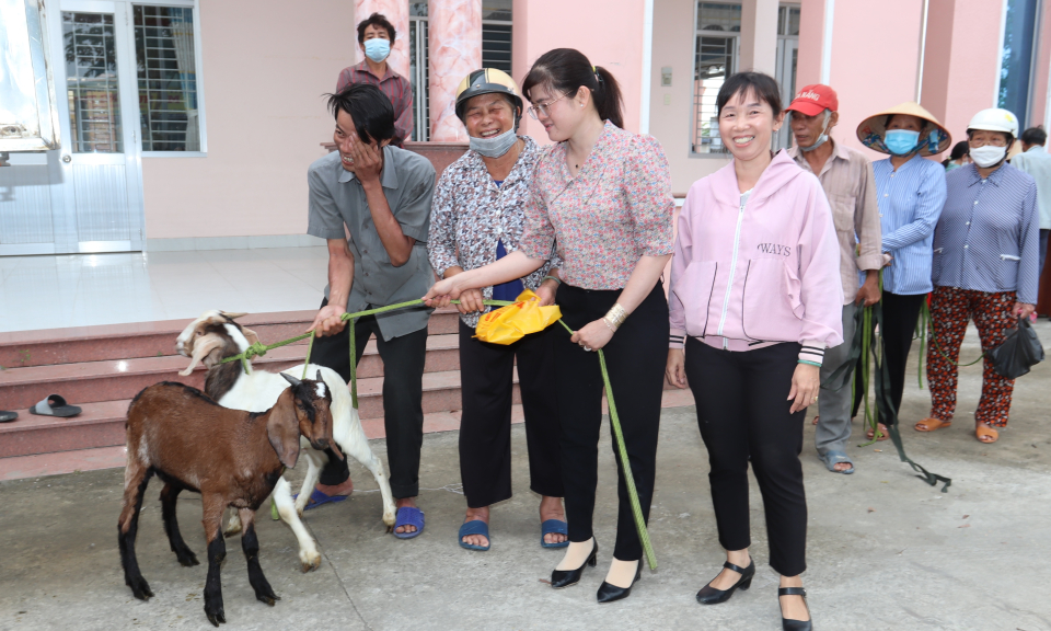 Cần Đước tặng dê giống cho 34 hộ nghèo hộ khó khăn