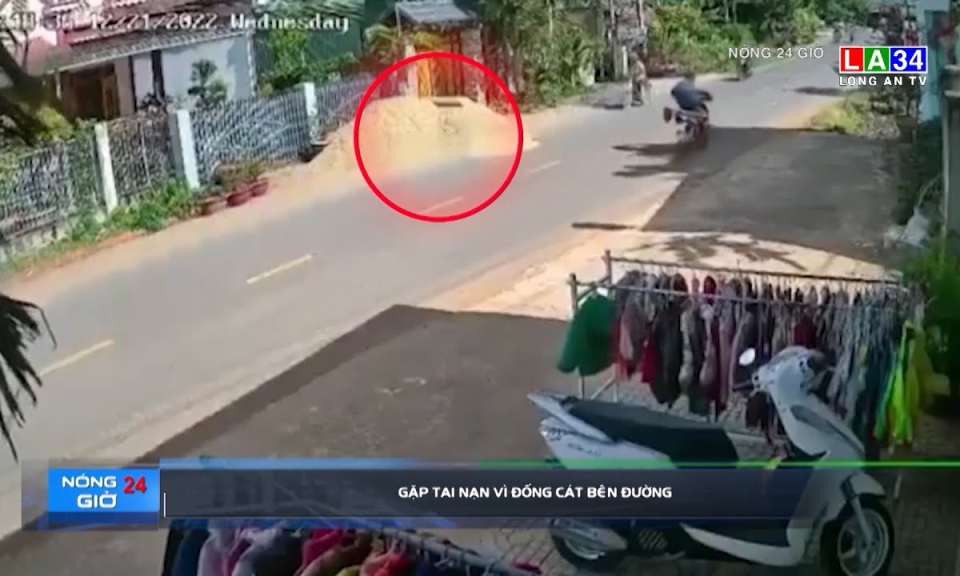 Gặp tai nạn vì đống cát bên đường 