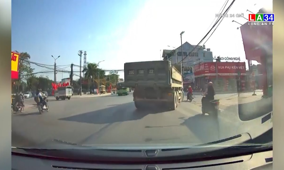 Xe tải "nuốt trọn" xe máy vào gầm và cái kết khó tin