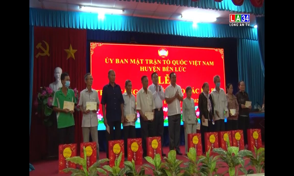 Bí thư Tỉnh ủy trao tặng quà Tết cho người nghèo, gia đình chính sách tại huyện Bến Lức