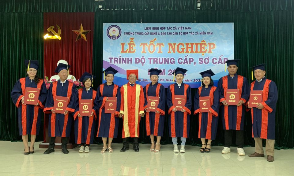 Trao bằng tốt nghiệp hệ trung cấp và sơ cấp hợp tác xã nông nghiệp