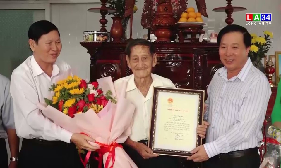 Chủ tịch UBND tỉnh tặng quà Tết cho trẻ em và chúc thọ người cao tuổi tại Đức Huệ, Đức Hòa