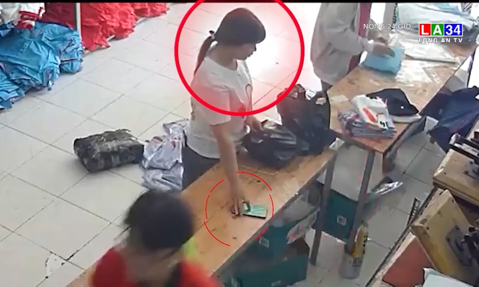 "Nữ quái" thản nhiên trộm điện thoại như chốn không người