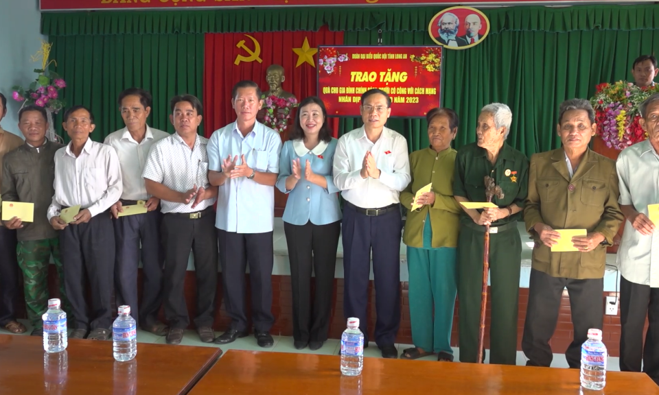 Đoàn Đại biểu Quốc hội tỉnh tặng quà Tết tại Tân Hưng, Vĩnh Hưng