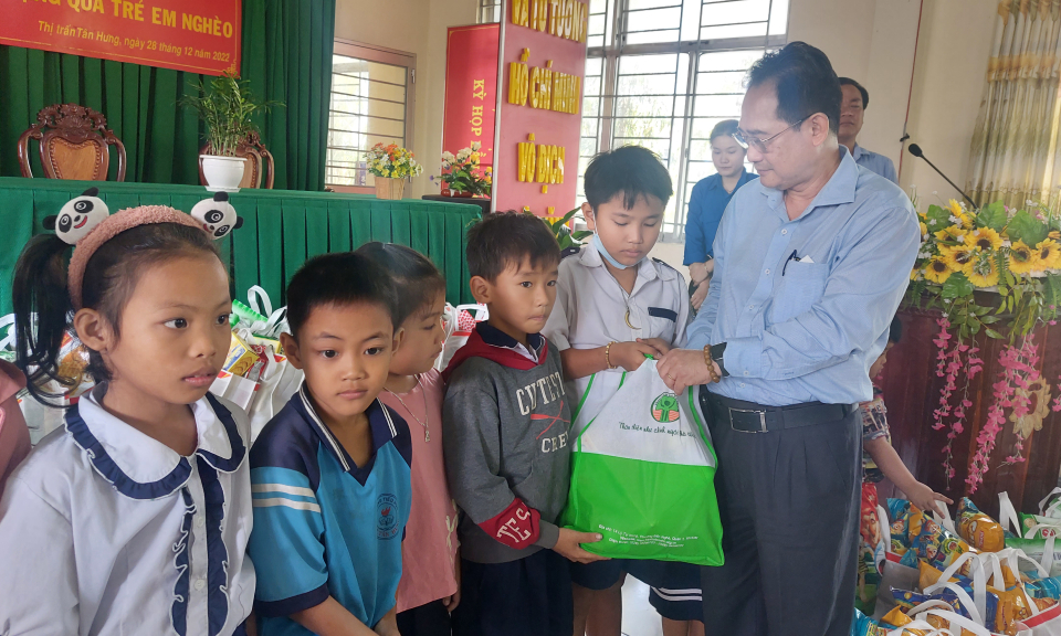 Bệnh viện Nhi đồng 2,Thành phố Hồ Chí Minh thăm, tặng quà trẻ em nghèo huyện Tân Hưng