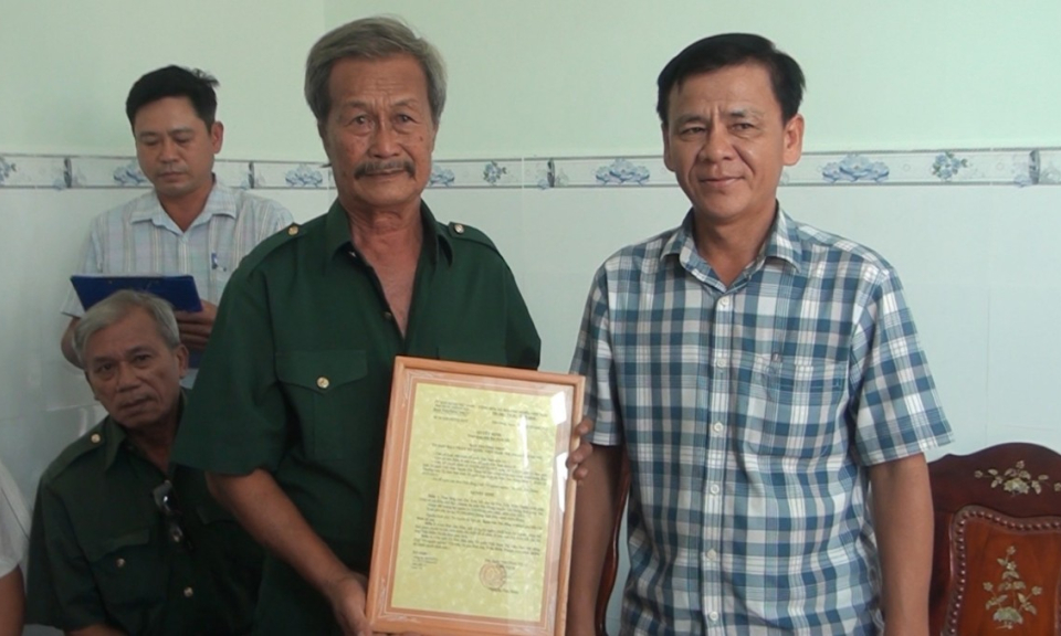 Tân Hưng bàn giao nhà Đại đoàn kết cho hộ nghèo