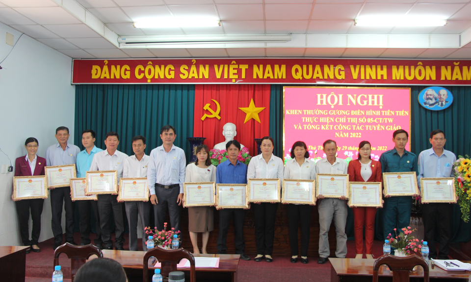 Thủ Thừa khen thưởng gương điển hình tiên tiến học tập và làm theo tư tưởng, đạo đức, phong cách Hồ Chí Minh