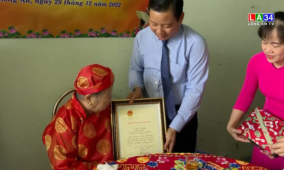 Lãnh đạo tỉnh Long An chúc thọ và trao quà cho trẻ em nhân dịp Tết Nguyên đán