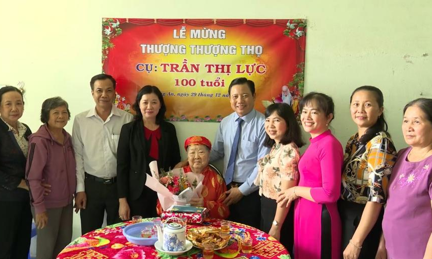 Phó Chủ tịch UBND tỉnh Long An - Phạm Tấn Hòa chúc thọ và trao quà cho trẻ em nhân dịp Tết Nguyên Đán 2023 tại TP Tân An
