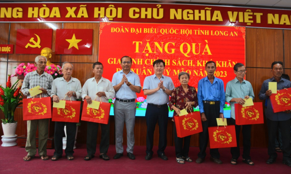 Đoàn đại biểu Quốc hội tỉnh Long An tặng quà gia đình chính sách hộ khó khăn tại huyện Cần Giuộc