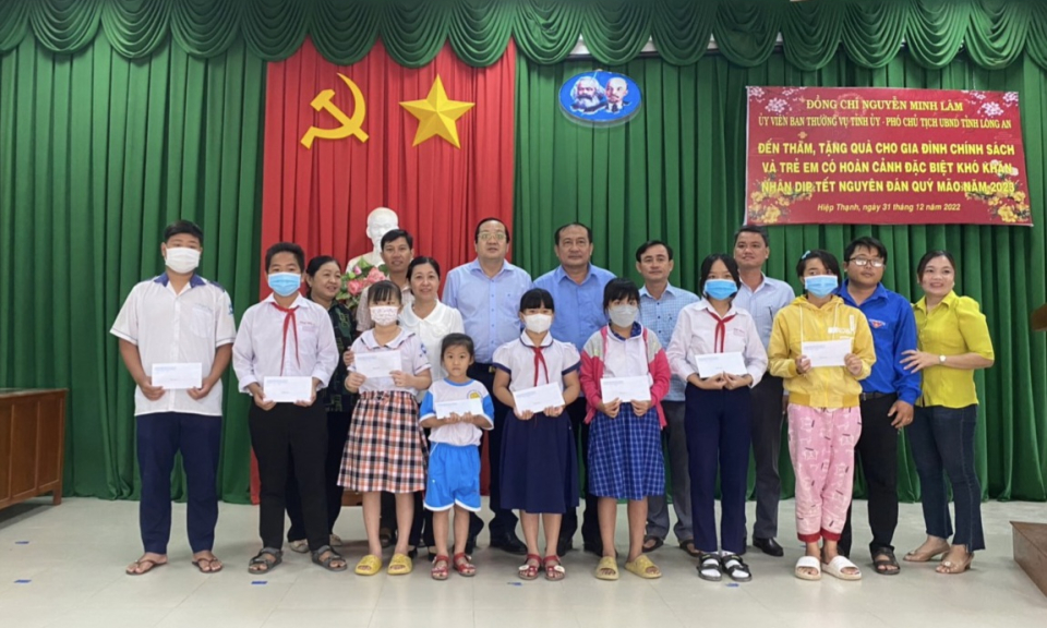 Phó chủ tịch UBND tỉnh tặng quà cho gia đình chính sách và trẻ em tại huyện Châu Thành 