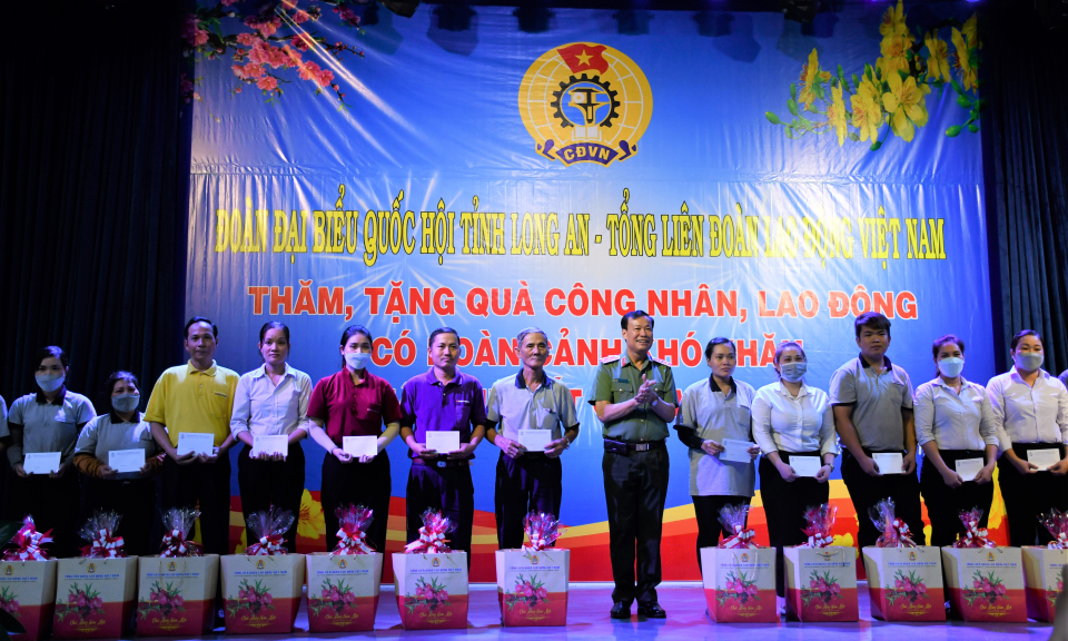 Trung tướng Lê Tấn Tới thăm tặng quà công nhân lao động tại Đức Hòa