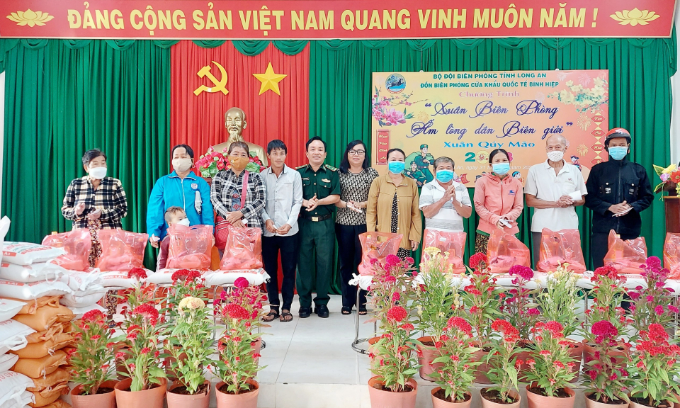 Chương trình “Xuân biên phòng ấm lòng dân biên giới”