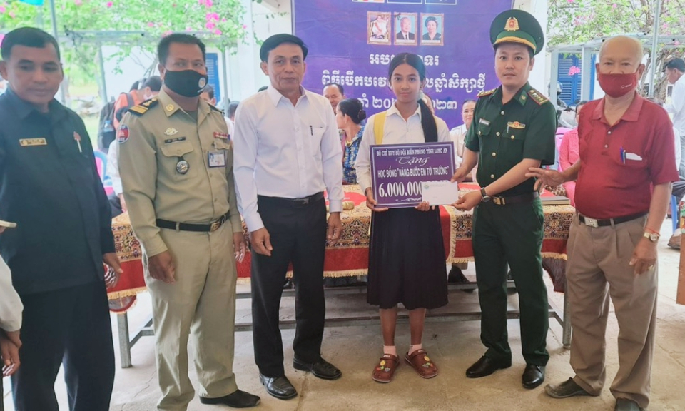 Đồn Biên phòng Sông Trăng trao học bổng cho học sinh Campuchia