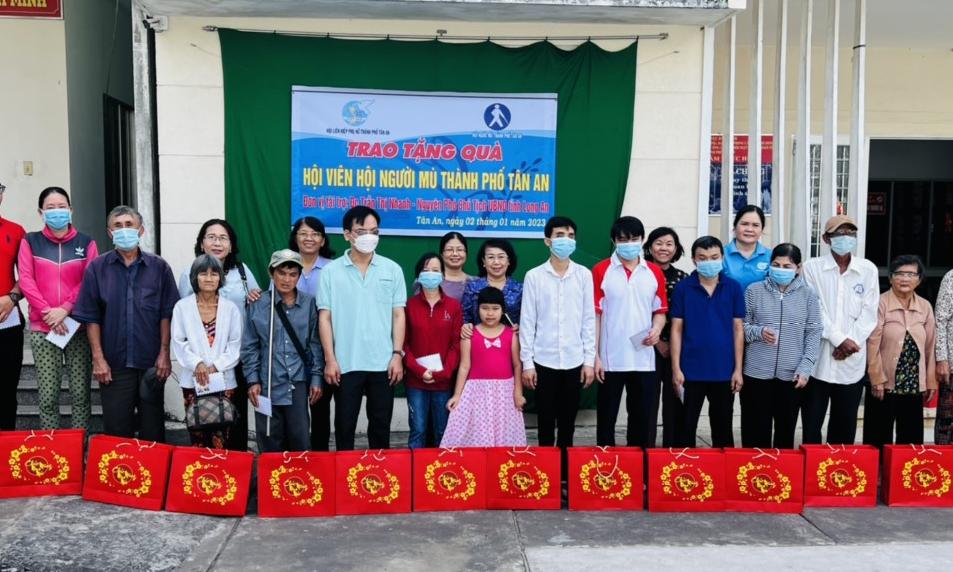 Hội Liên hiệp Phụ nữ thành phố Tân An trao quà cho hội viên Hội Người mù 