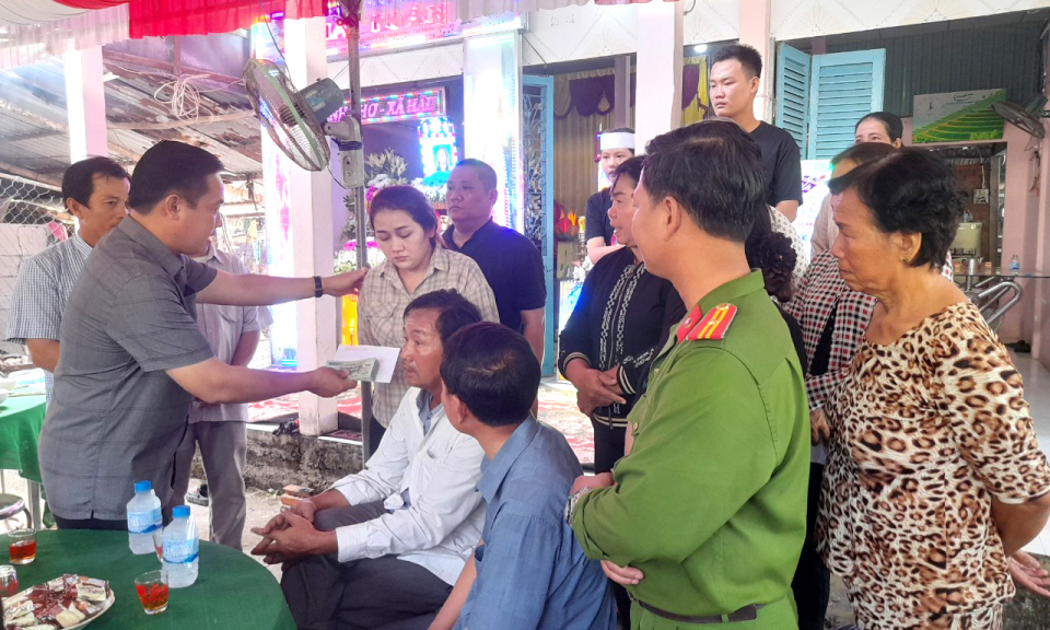 Lãnh đạo huyện Tân Thạnh thăm hỏi và động viên gia đình nạn nhân tai nạn giao thông