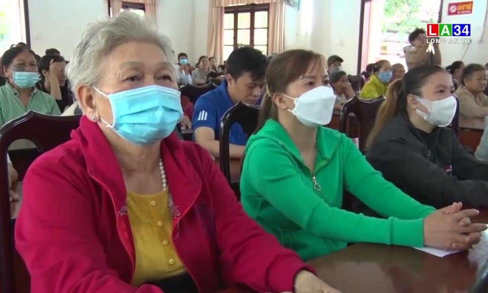 Bí thư Tỉnh ủy Long An tặng quà cho hộ gia đình chính sách, hộ nghèo và nạn nhân chất độc da cam