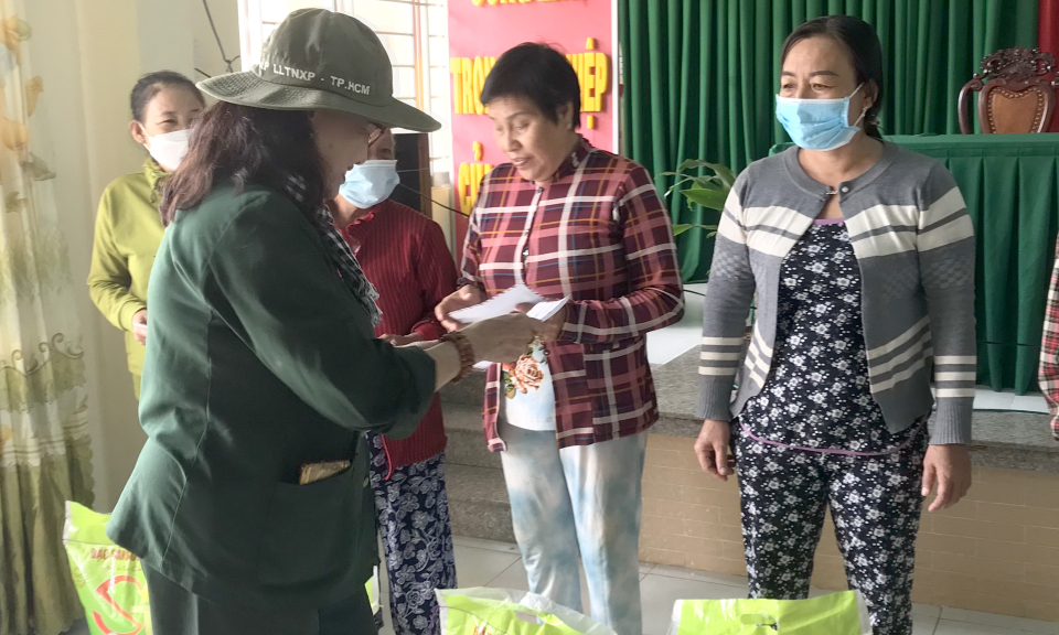 Tân Hưng: Nhóm Gia đình Facebook Hội Cựu thanh niên xung phong TP.HCM đến tặng quà hộ nghèo 