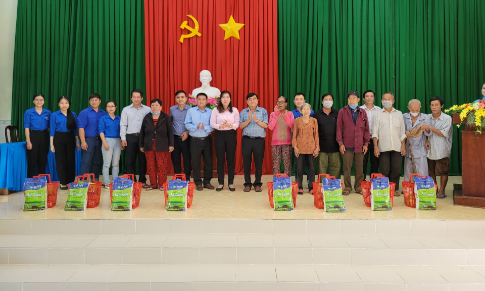 Vĩnh Hưng – Ban Chấp hành Chi đoàn Liên cơ II tỉnh trao quà Tết cho bà con nghèo trên địa bàn thị trấn