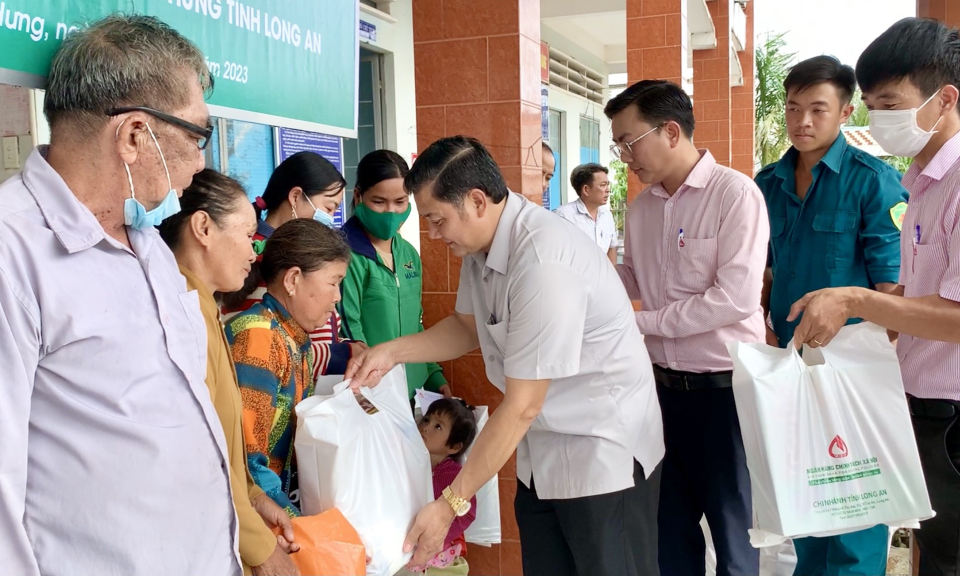 Tân Hưng có 36 hộ nghèo xã Thạnh Hưng được nhận quà Tết từ Ngân hàng Chính sách xã hội