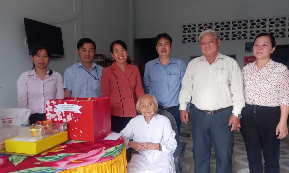 Phó Bí thư Thường trực Thành uỷ Tân An thăm chúc Tết Mẹ Việt Nam anh hùng