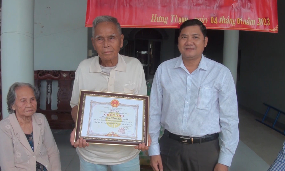  Lãnh đạo huyện Tân Hưng thăm, chúc thọ người cao tuổi