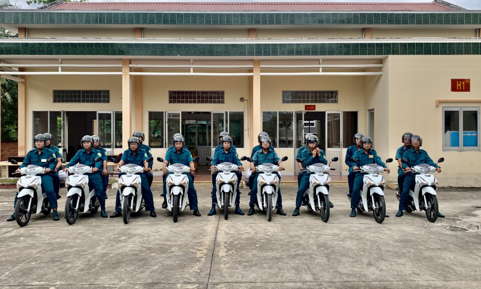 Bến Lức trao tặng xe mô-tô cho lực lượng dân quân 10 xã, thị trấn
