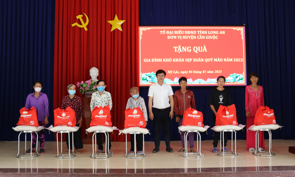 Đại biểu HĐND tỉnh tặng quà Tết hộ có hoàn cảnh khó khăn huyện Cần Giuộc