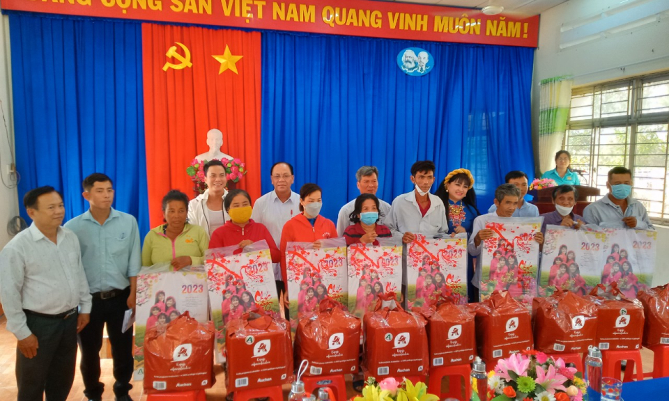 Tập đoàn An Nông tặng quà cho hộ nghèo, khó khăn ở huyện Thạnh Hóa
