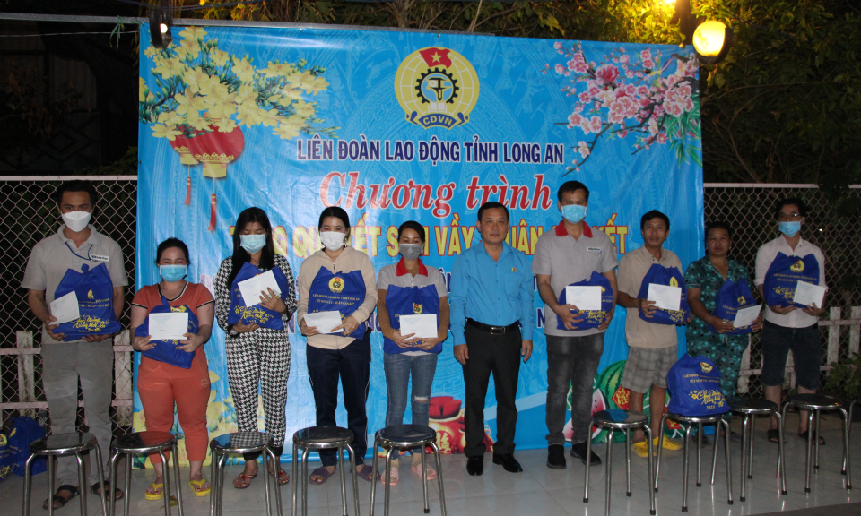 Thủ Thừa: Liên đoàn Lao động tỉnh Long An thực hiện chương trình tặng quà Tết sum vầy, xuân gắn kết