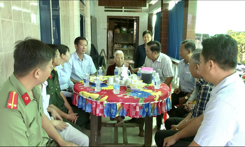 Lãnh đạo huyện Tân Hưng đến thăm và tặng quà Tết cho Mẹ Việt Nam anh hùng tại xã Vĩnh Bửu