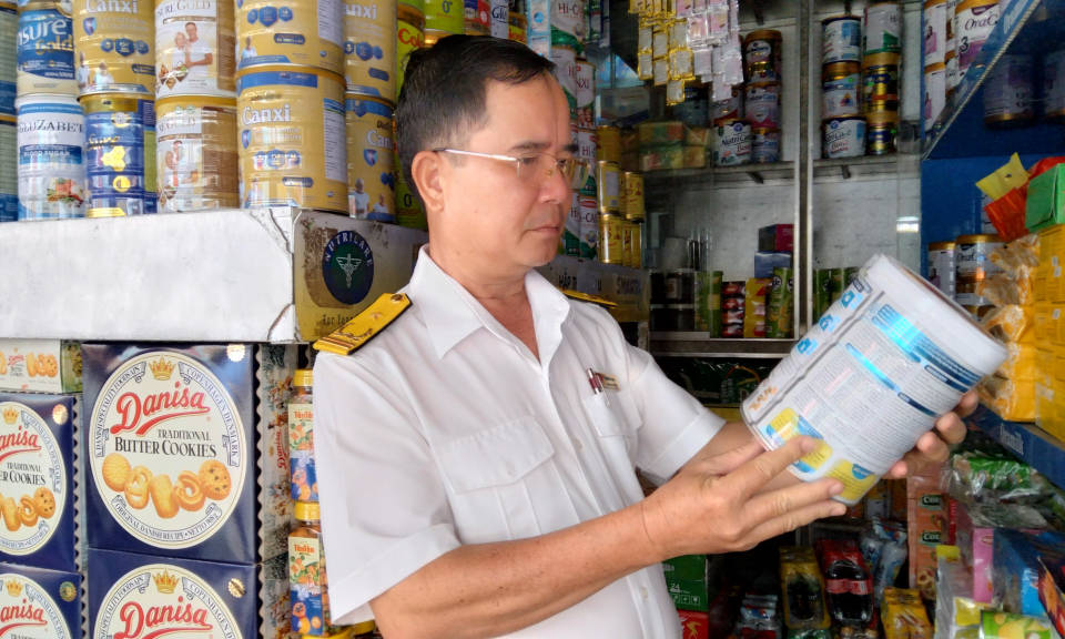Tân Hưng kiểm tra hàng hóa dịp Tết Nguyên đán