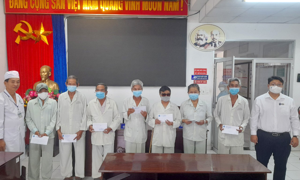 BHXH huyện Tân Thạnh tổ chức chương Tết ấm đến với người nghèo 