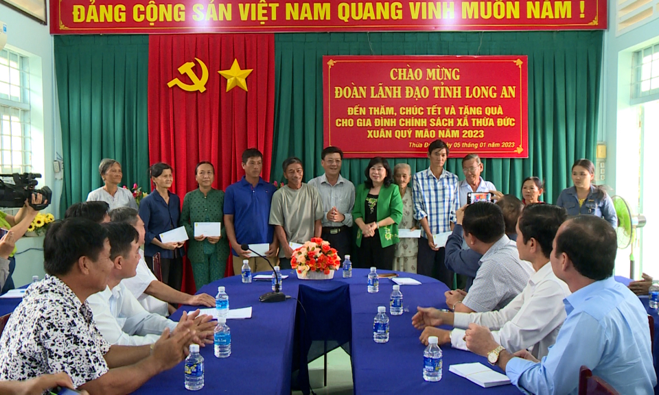 Thăm, chúc tết gia đình chính sách tại Bến Tre