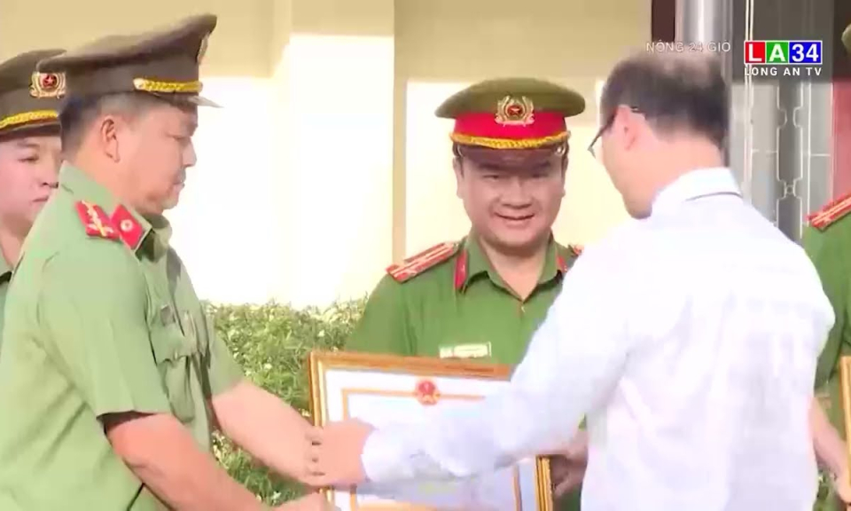 Đồng Nai : Khen thưởng vụ giải vụ cứu bé gái 5 tuổi và bắt tên cướp ngân hàng