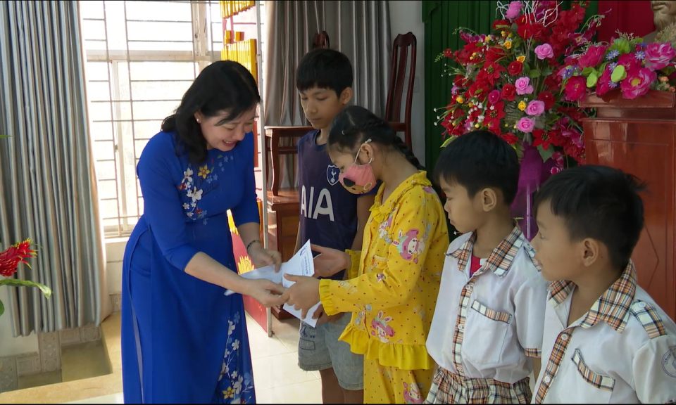 Tân Hưng trao quà Tết cho 100 trẻ em có hoàn cảnh khó khăn vùng biên giới