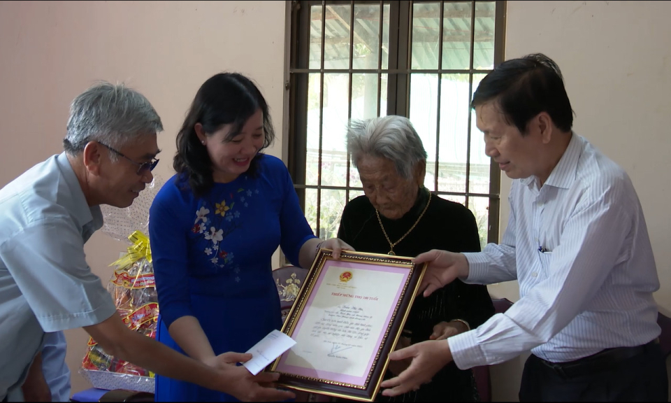 Tân Hưng trao quà mừng thọ của Chủ tịch nước cho cụ Trần Thị Ba tròn 100 tuổi