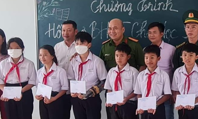 Trao tặng 60 thẻ bảo hiểm y tế cho học sinh có hoàn cảnh khó khăn huyện Tân Hưng