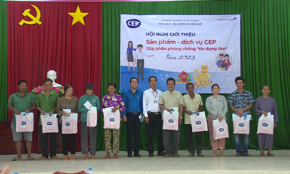 Tân Trụ: Tổ chức tài chính vi mô CEP tặng quà Tết cho gia đình có hoàn cảnh khó khăn