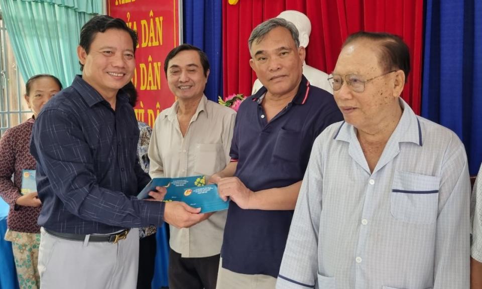 Phó Chủ tịch UBND tỉnh Long An tặng quà Tết gia đình chính sách và trẻ em có hoàn cảnh khó khăn tại Phường 3, TP Tân An