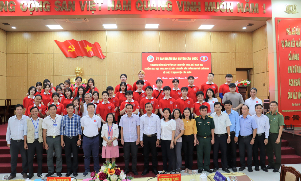 Cần Đước gặp gỡ đoàn sinh viên Trường Đại học Khoa học Xã hội và Nhân Văn 
