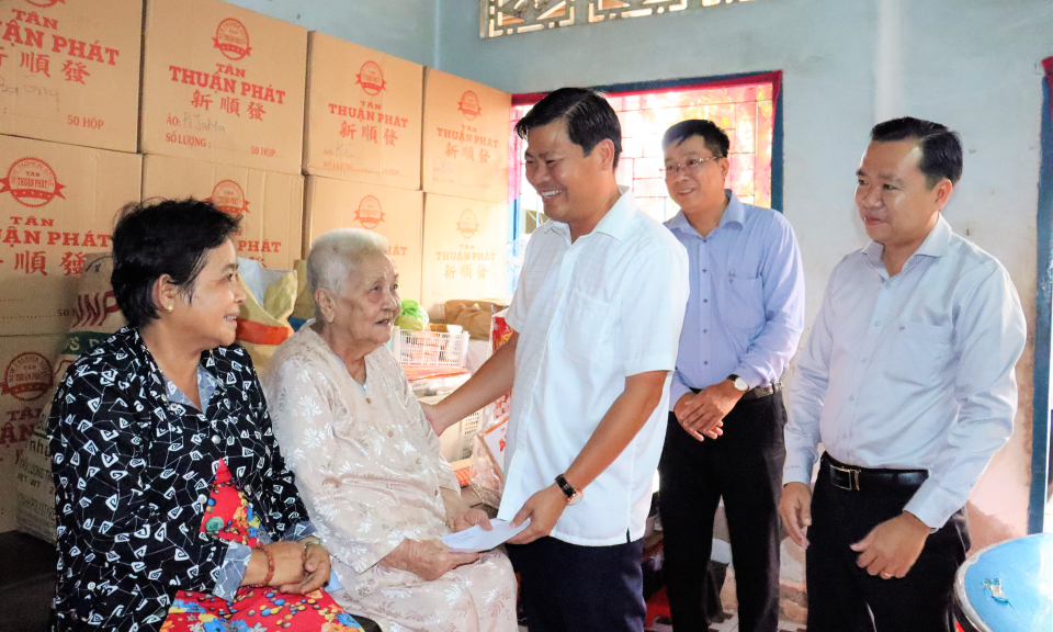Chủ tịch UBND huyện Cần Đước thăm, tặng quà xuân gia đình chính sách, hộ nghèo, cận nghèo