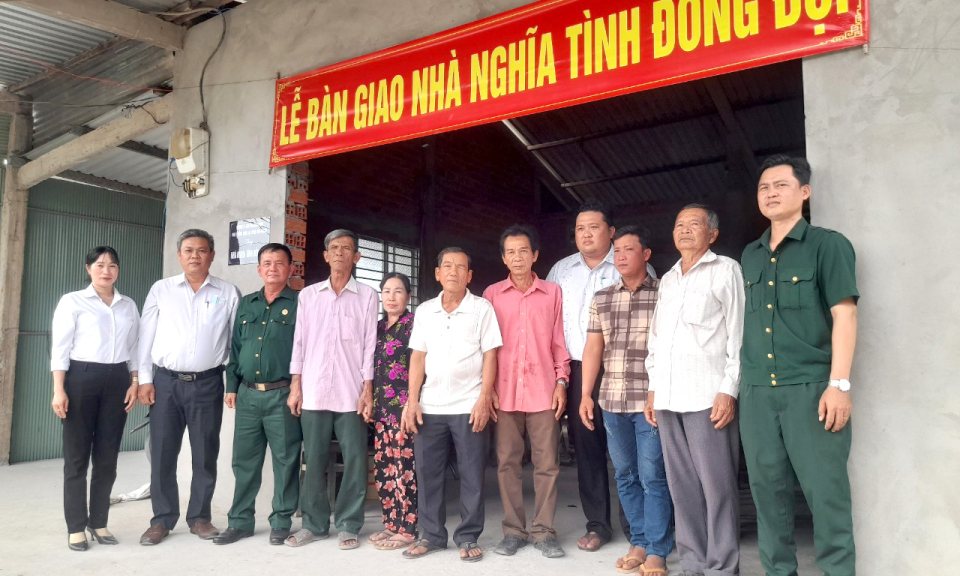 Tân Thạnh trao nhà nghĩa tình đồng đội cho hội viên Hội Cựu chiến binh có hoàn cảnh khó khăn