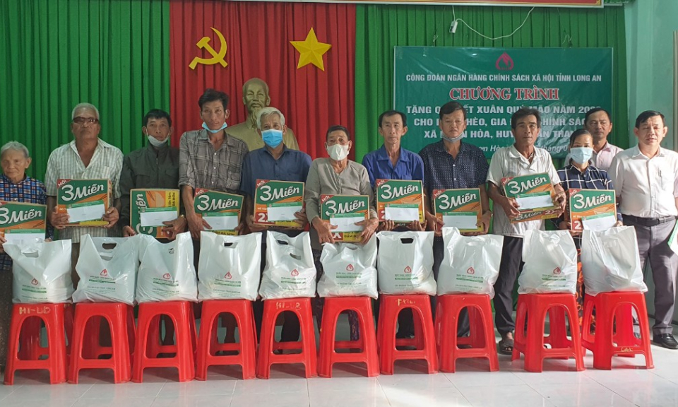 Tân Thạnh: Ngân hàng Chính sách xã hội tặng quà Tết cho hộ nghèo