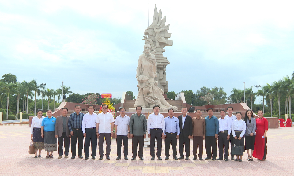 Đoàn đại biểu cấp cao tỉnh Khăm Muộn (Lào) thăm tỉnh Long An
