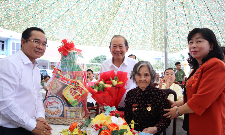 Nguyên Phó Thủ tướng thường trực Chính phủ Trương Hòa Bình tặng quà Tết Quý Mão 2023