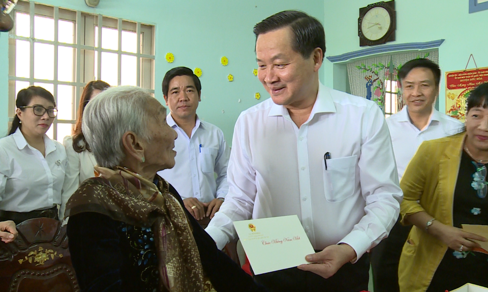 Phó Thủ tướng Chính phủ Lê Minh Khái trao quà gia đình chính sách, hộ nghèo tại Long An