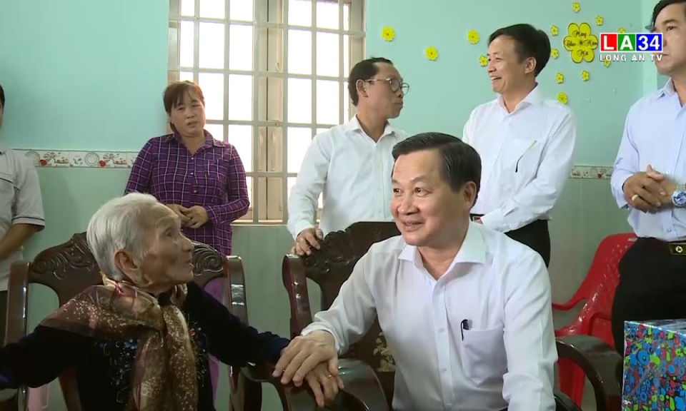 Phó Thủ tướng Chính phủ - Lê Minh Khái thăm và tặng quà Tết tại Long An